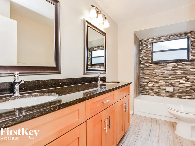 520 Whispering Oak Ln — Photo 14