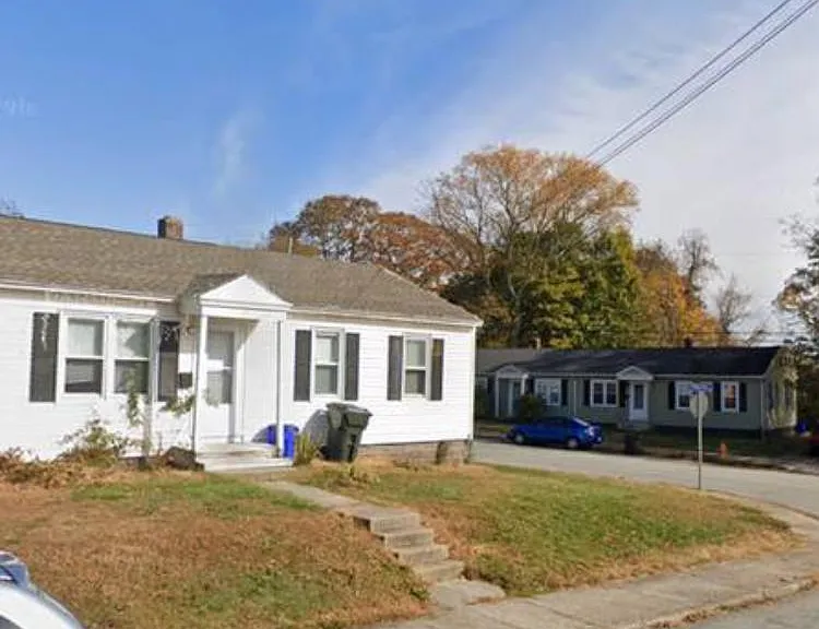 91 Hawthorne Dr — Photo 1