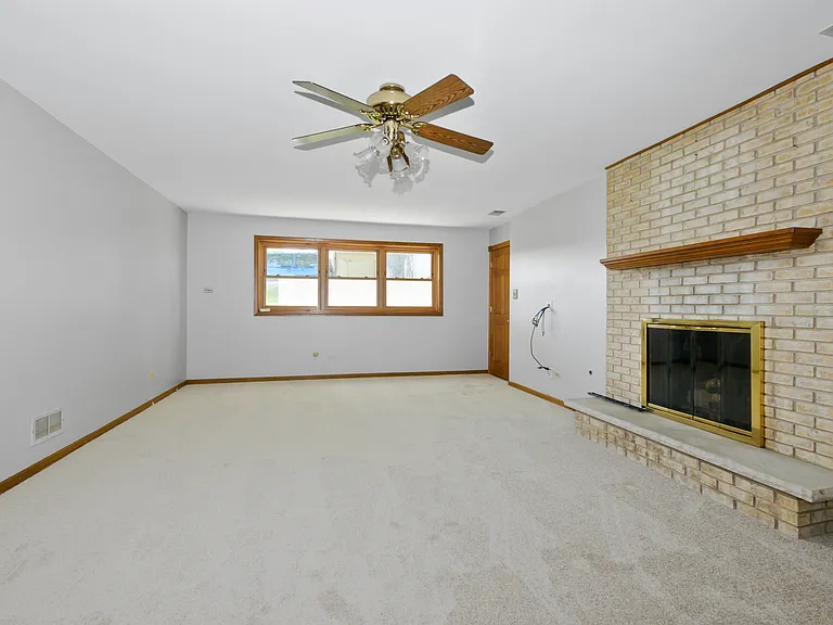 7745 Woodstock Dr — Photo 9
