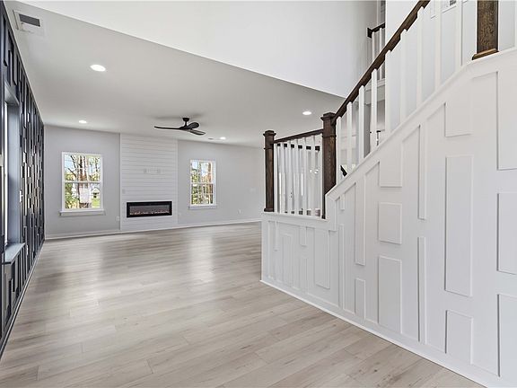 4th image of 128 Rockmont Rd