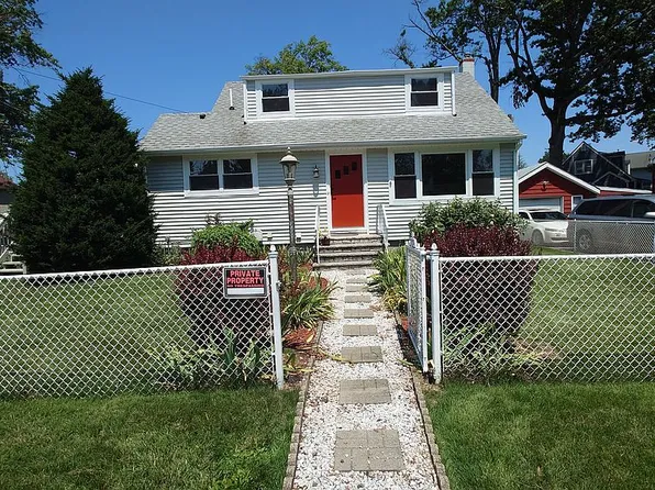 45 Tappen St, Avenel, NJ 07001