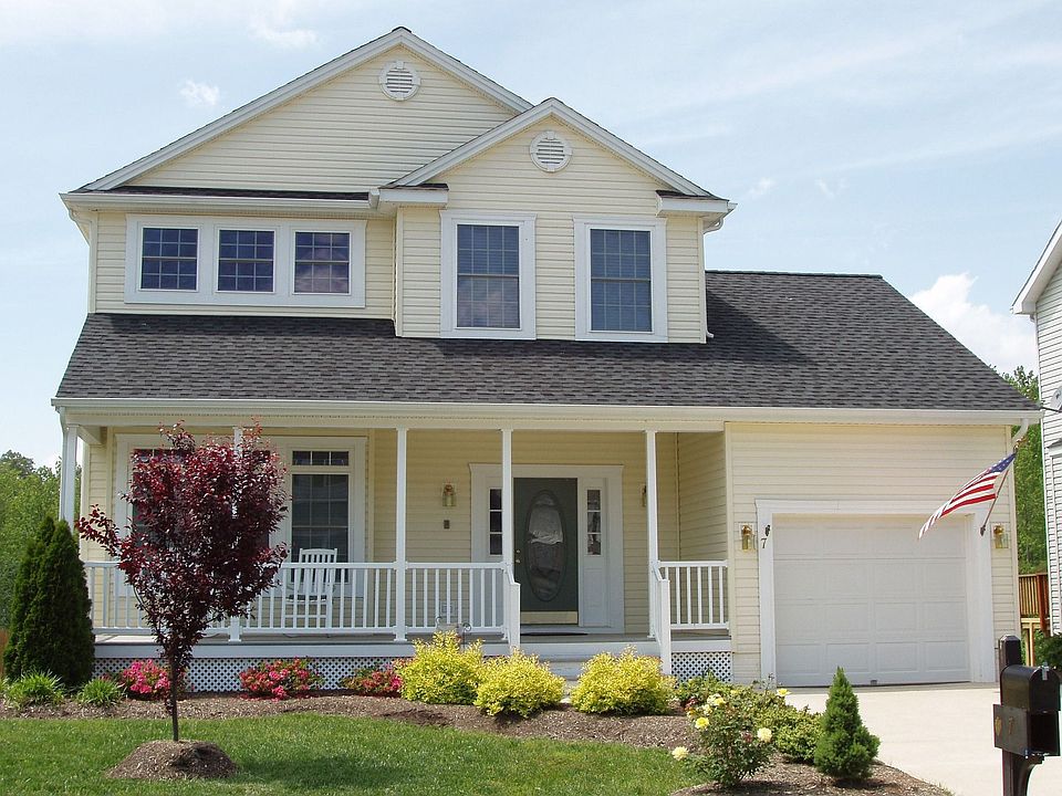 Beautiful curb appeal w/ lawn, cable. amenities paid