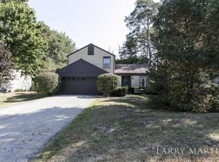 7458 Greentree Dr, Jenison, MI 49428