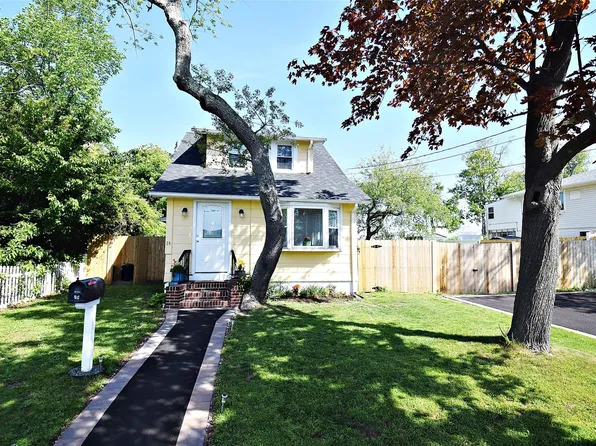 24 Brook Street, Lindenhurst, NY 11757