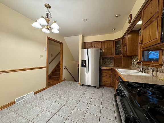 3rd image of 9824 Mansfield Ave