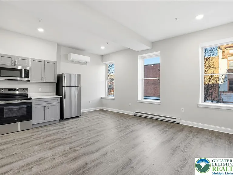 109 S Centre St #4 — Photo 6