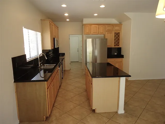 4 bed, 2.5 bath, 2882 sqft, $2,595 — Photo 3