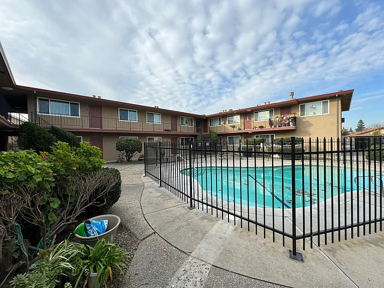 Plaza Garden Apts. — Photo 21