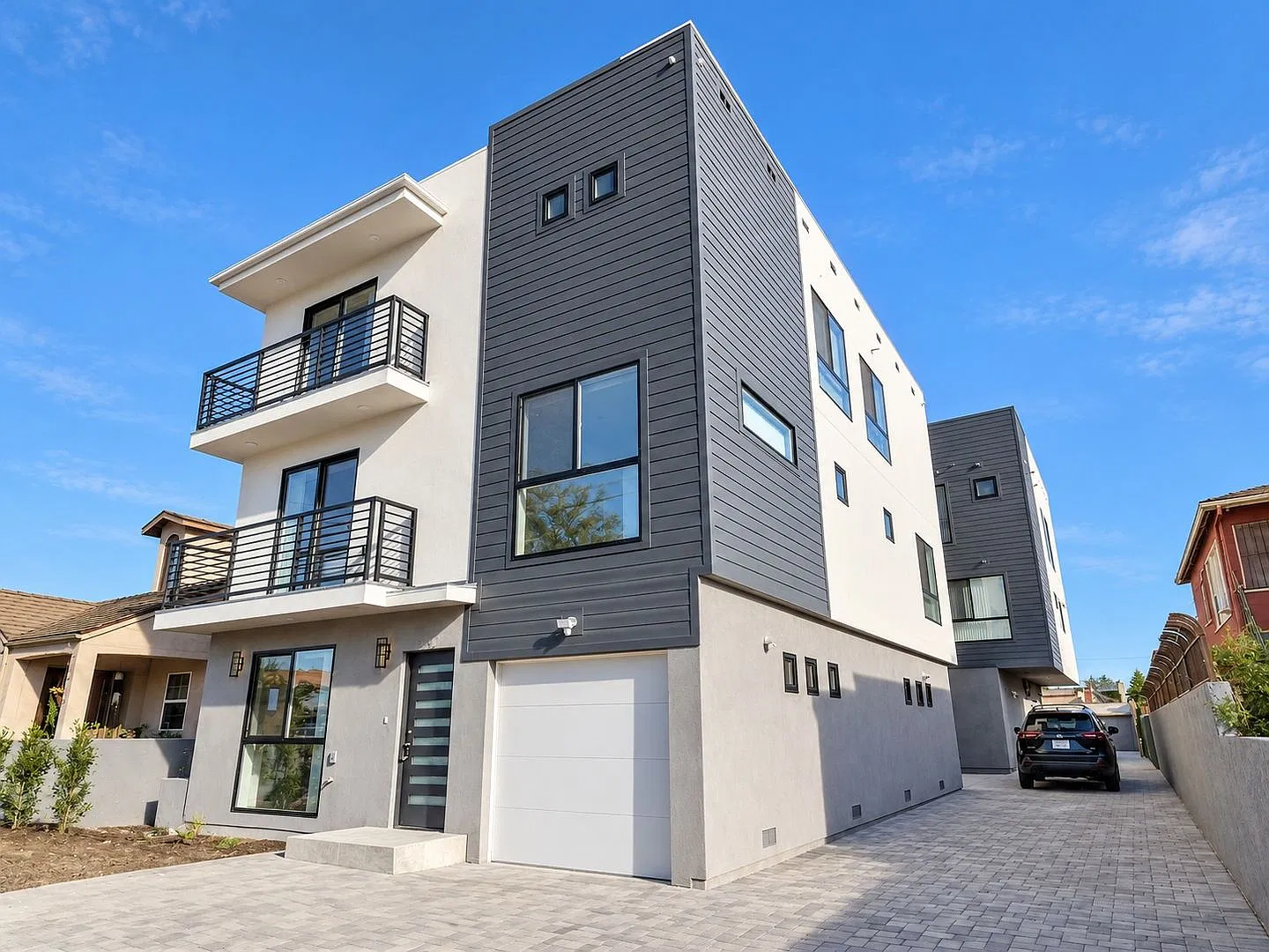 2042 S Burnside Ave — Photo 1