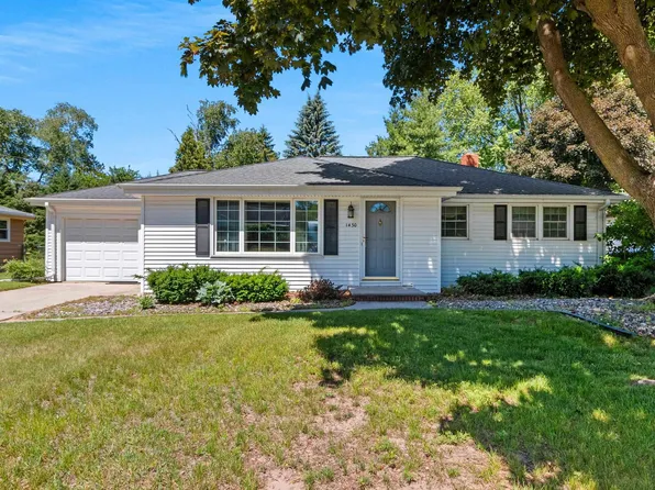 1430 Oak Ridge Dr, Green Bay, WI 54304