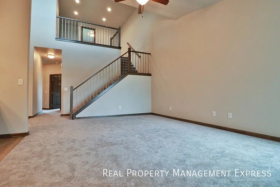 3 Bedroom Luxury Townhome with 2-Stall Garage — Photo 4