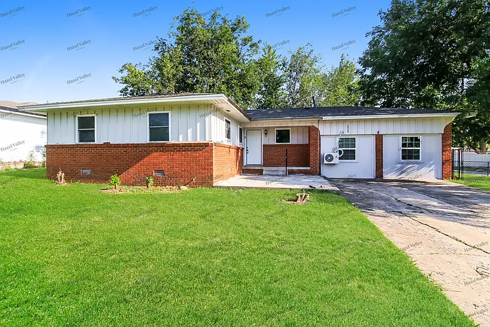 1020 Harold Dr — Photo 1