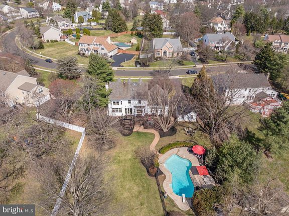 3rd image of 110 Mallard Dr W