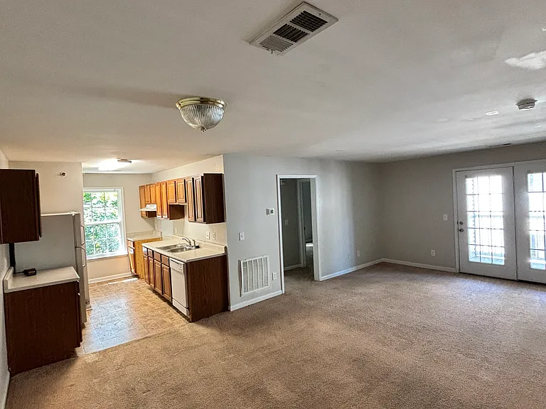Crossland Manor — Photo 2