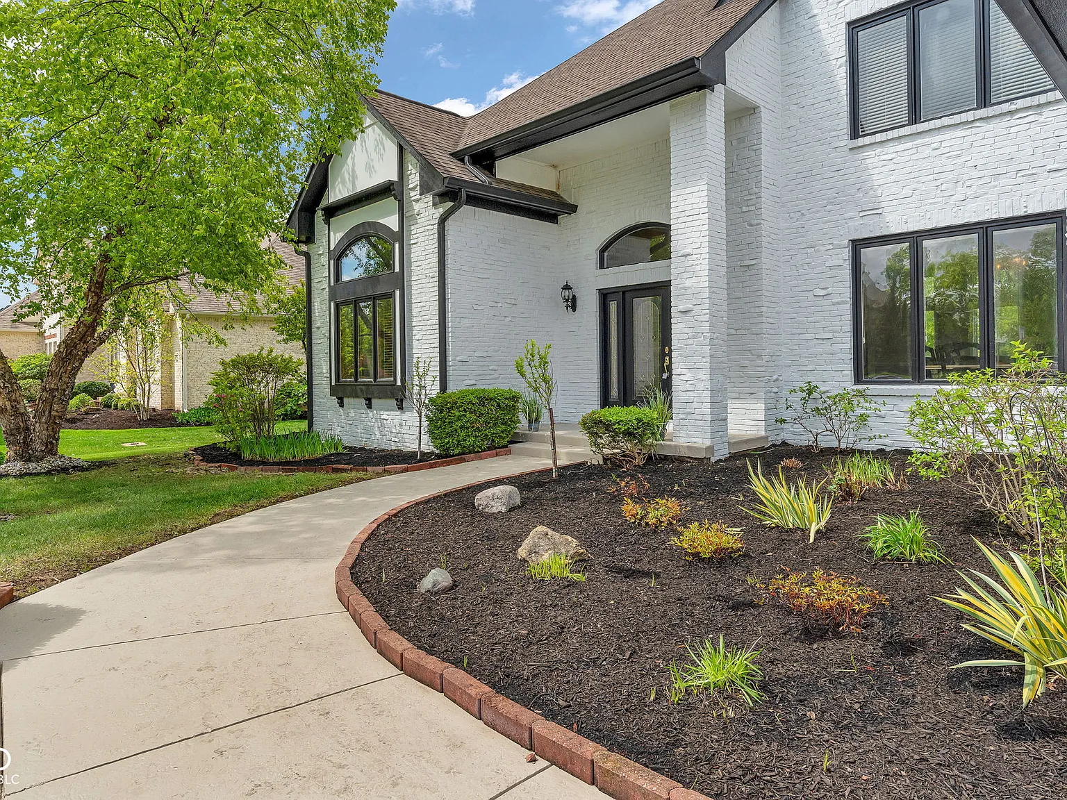 5 bed, 6.0 bath, 6290 sqft, $10,000 — Photo 2