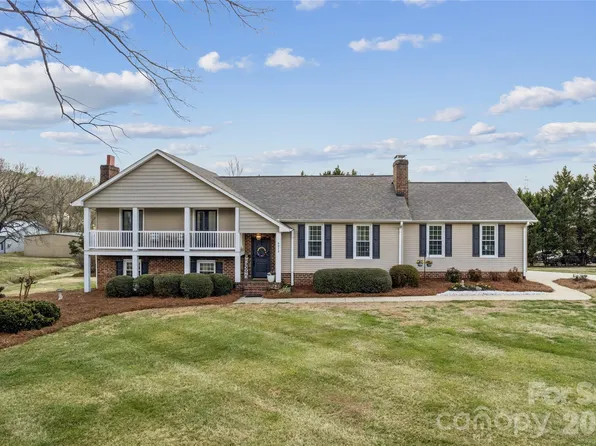 8815 Columbus St, Davidson, NC 28036