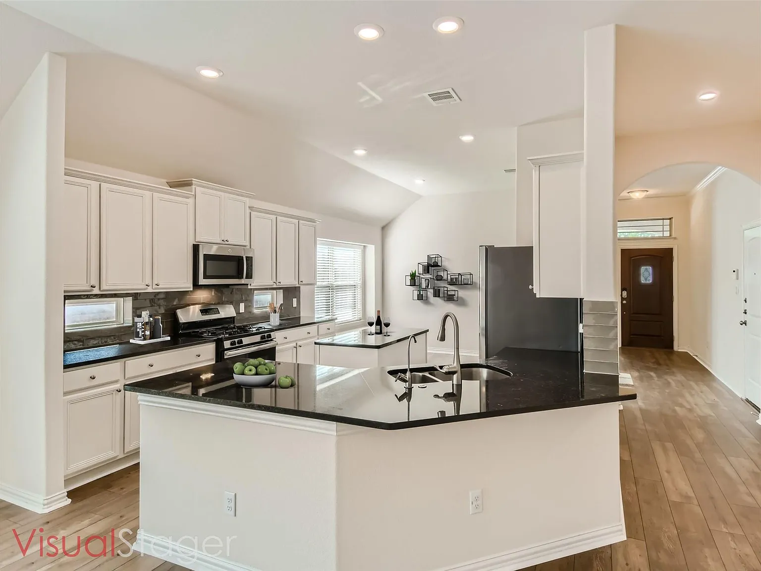 3 bed, 2.0 bath, 2047 sqft, $2,600 — Photo 4
