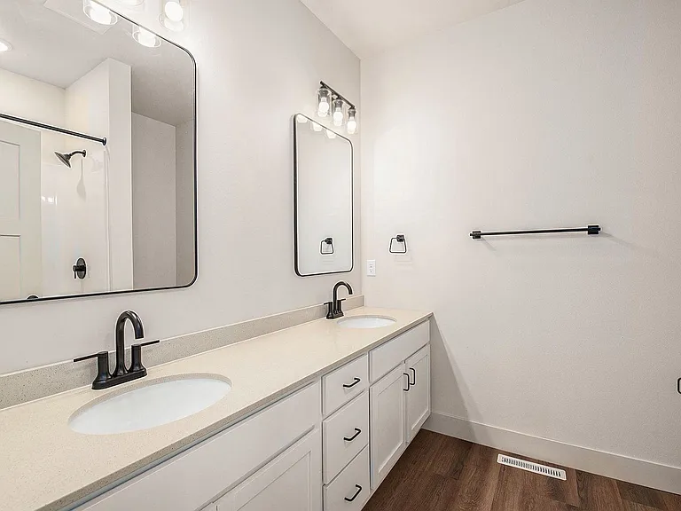 5631-5735 E Revere Dr — Photo 13