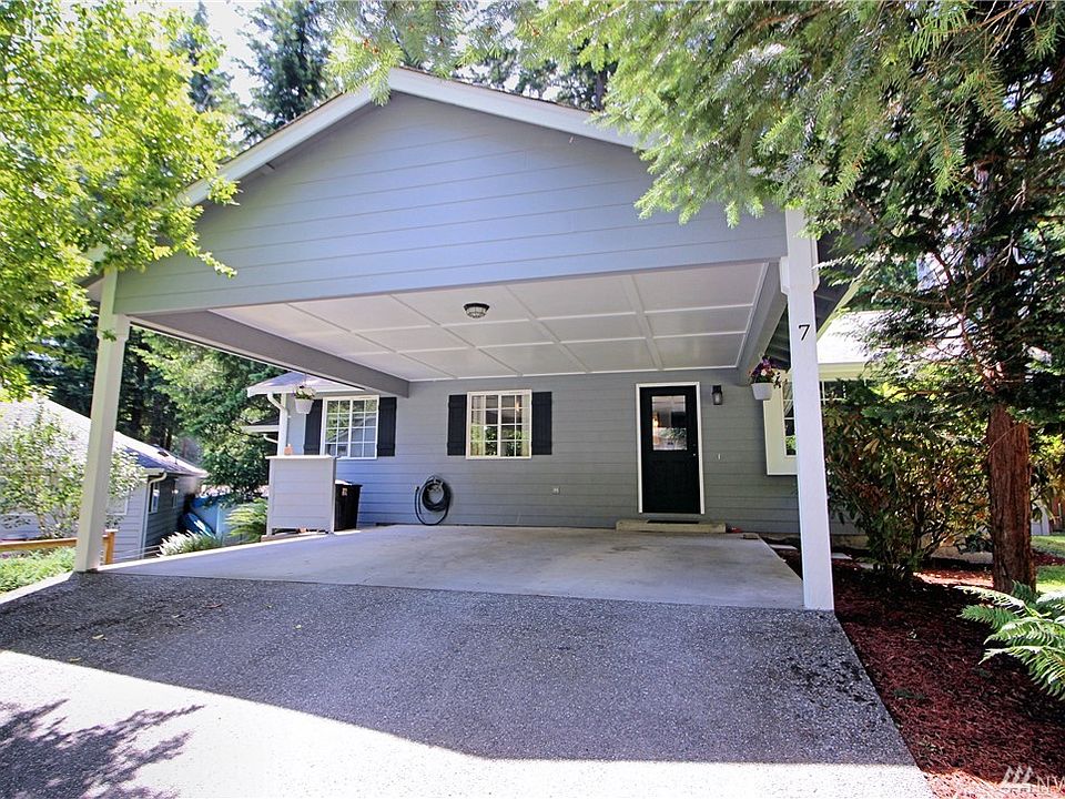 Clean and ready for your car(s)! A 2-car attached carport and still room for 2 cars in the driveway and some street parking as well. In this dead end street off Basin View Circle.