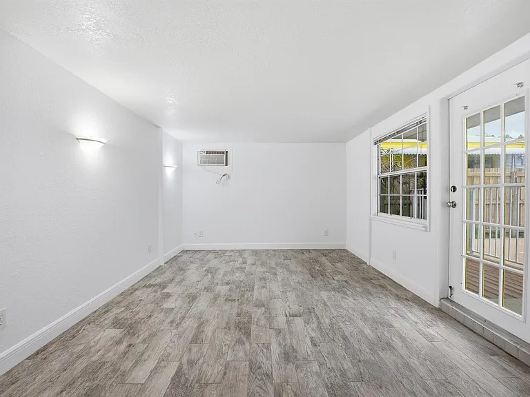 1021 S N St — Photo 60