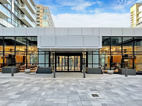 251 Manitoba St #504, Toronto, ON M8Y 0C7