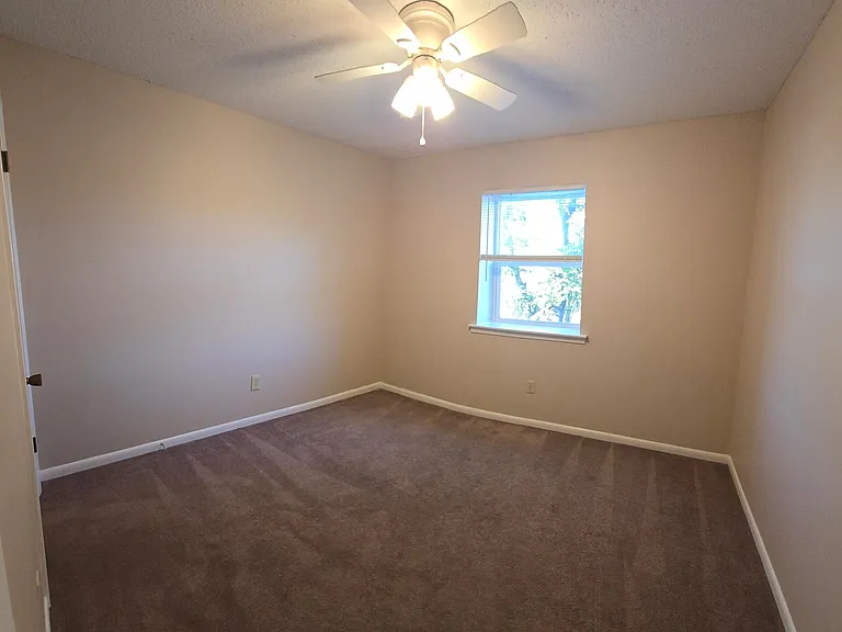 106 Valencia Dr — Photo 17