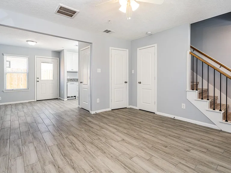 207 N Poplar St #B — Photo 9