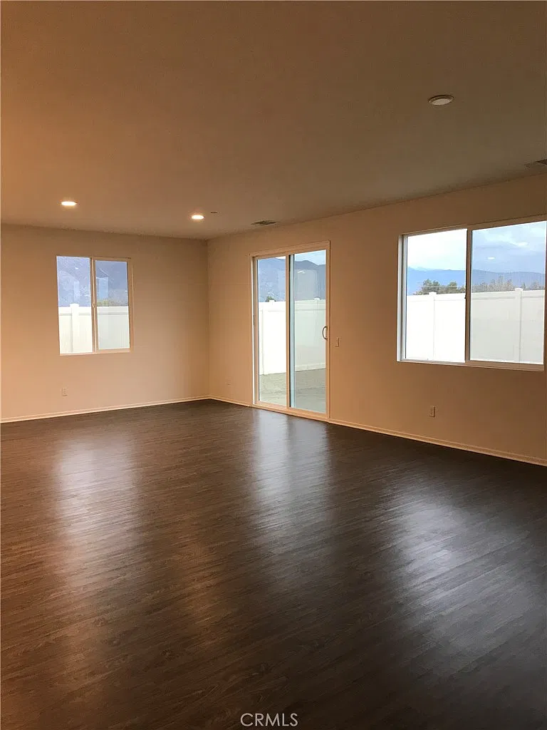 4 bed, 2103 sqft, $3,000 — Photo 3