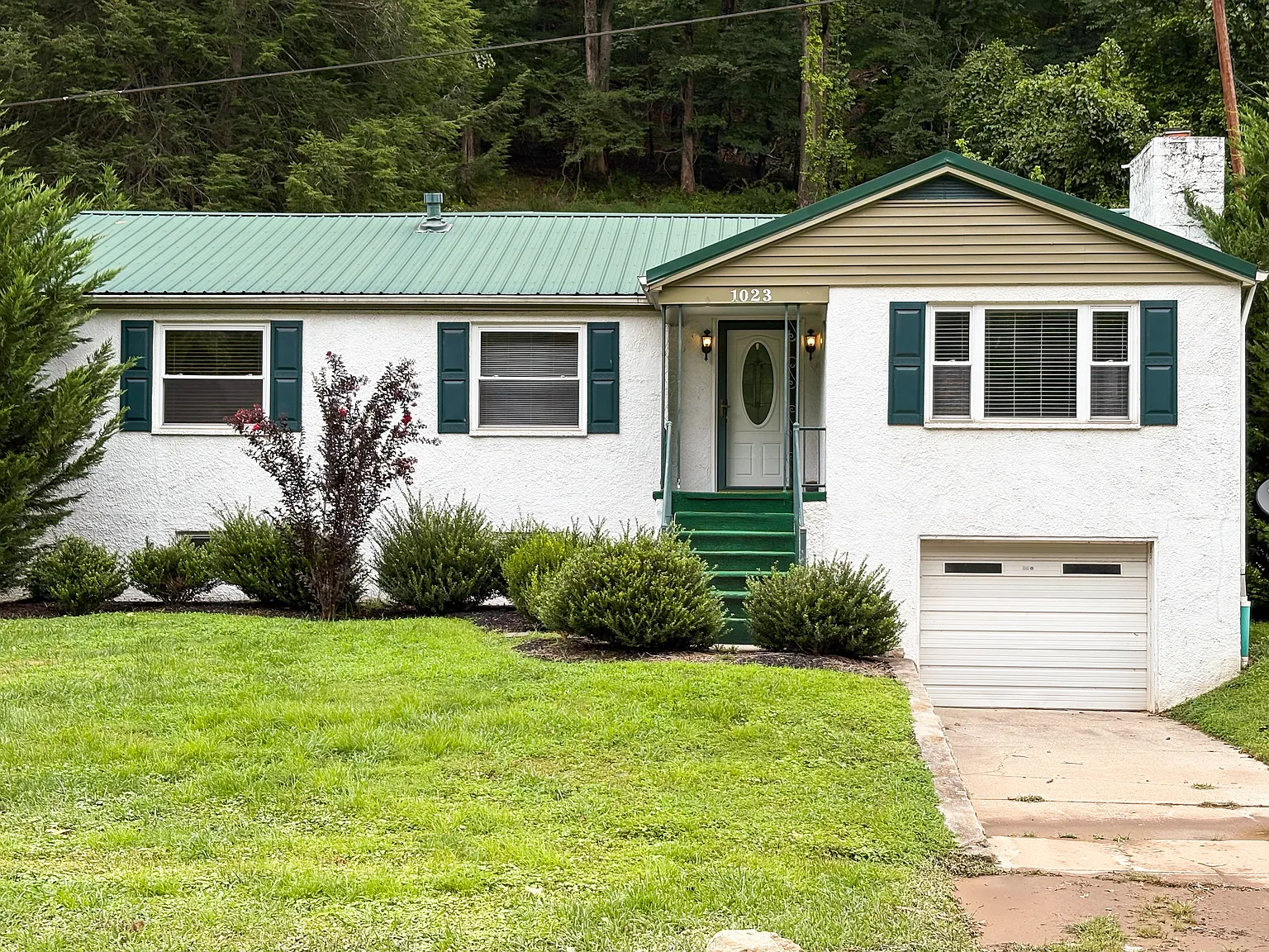 Spacious 3 Bedroom Home ? Convenient Charleston Location! — Photo 1