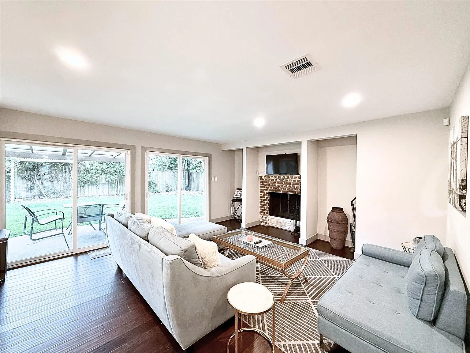 4 bed, 3.0 bath, 1902 sqft, $2,975 — Photo 3