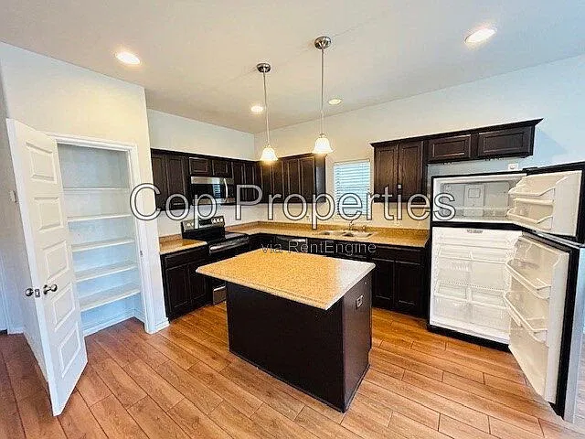 3 bed, 2.5 bath, $1,695 — Photo 4