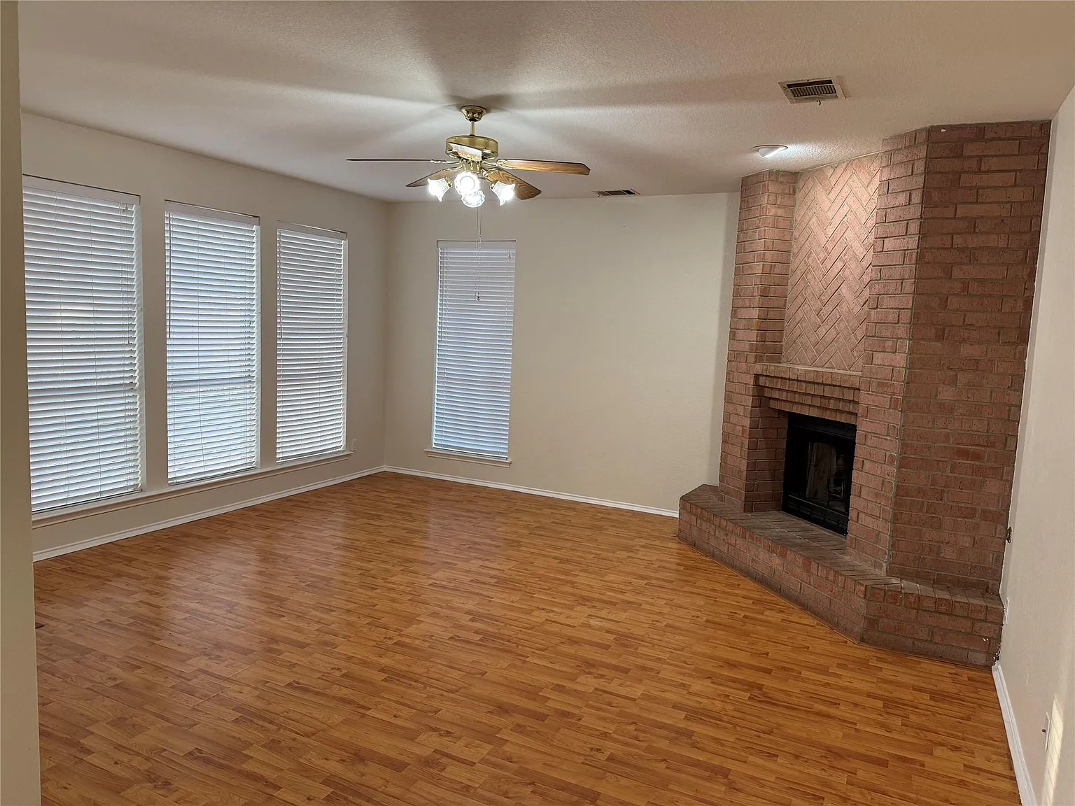 5 bed, 2.5 bath, 3052 sqft, $2,600 — Photo 4
