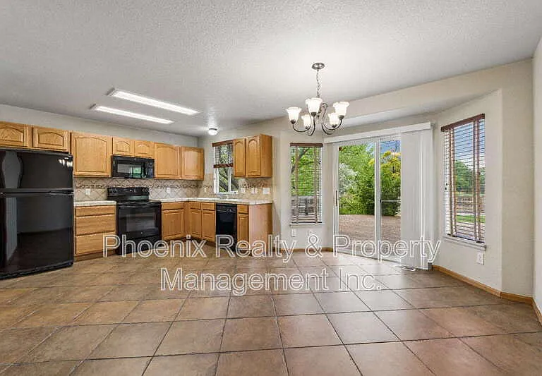678 Mathews Cir — Photo 4