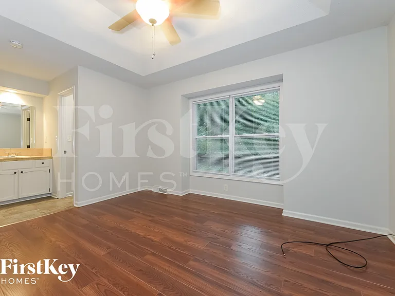 5905 NW Whispering Oaks Ln — Photo 8