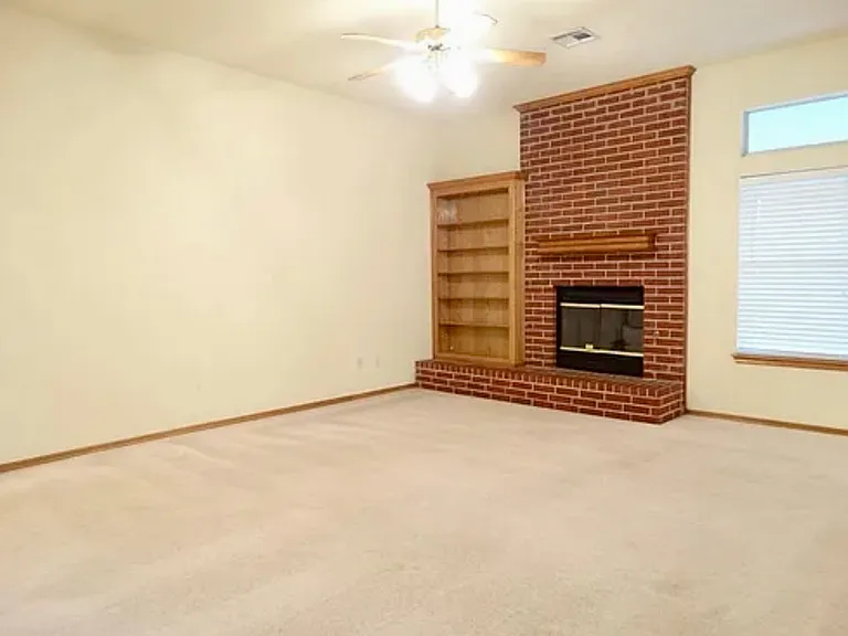 8812 NW 85th Pl — Photo 2