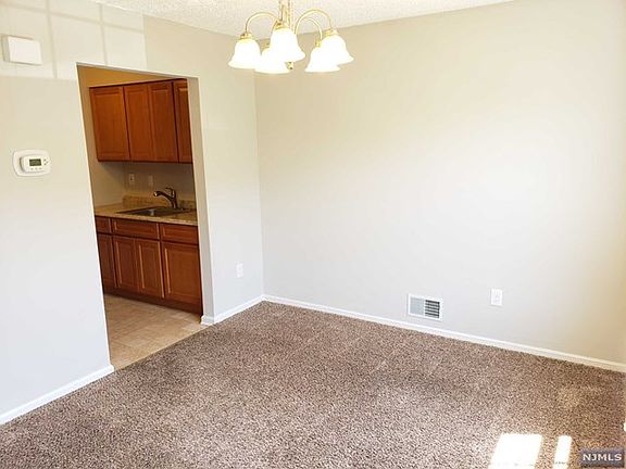 5th image of 82 Vaughan Dr