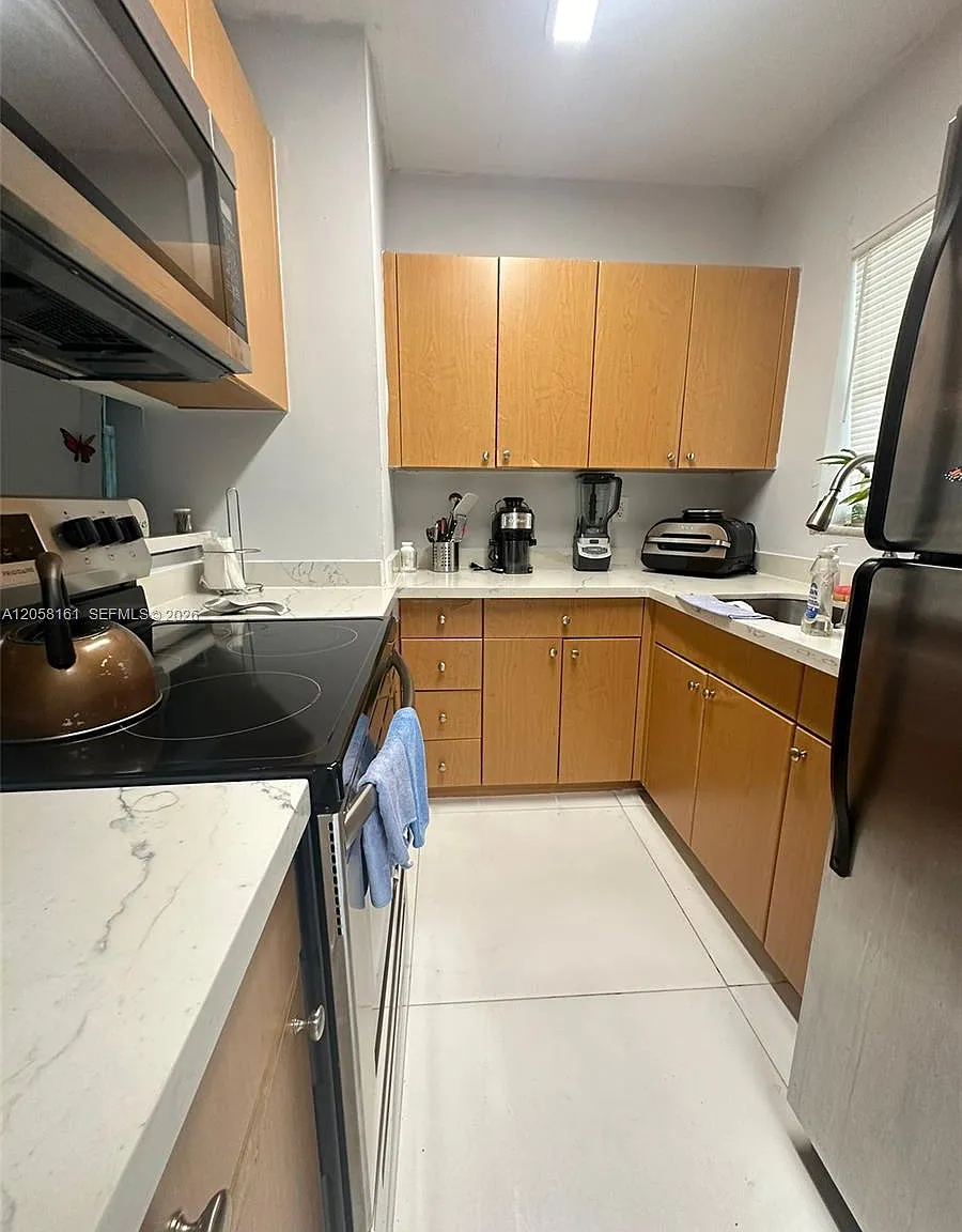 Biscayne Cove Condo — Photo 1