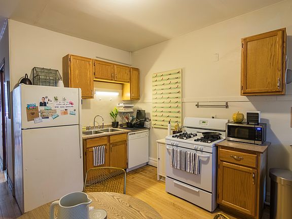 3rd image of 1836 W Newport Ave