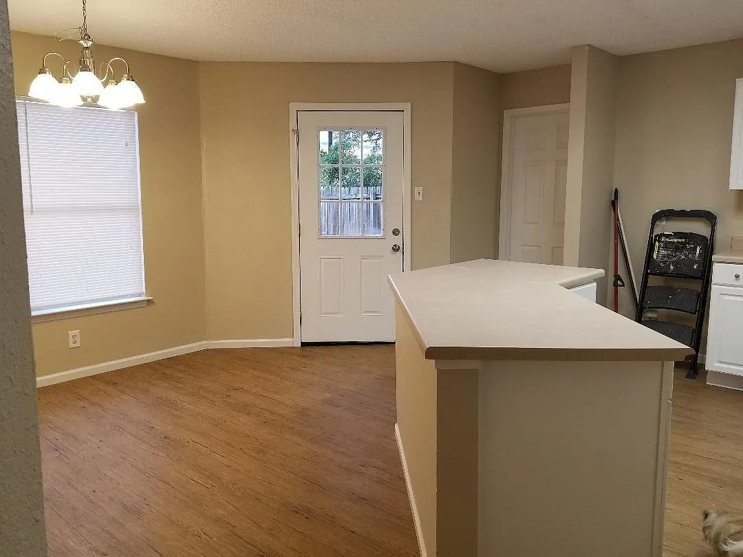 4 bed, 2.5 bath, 2401 sqft, $2,200 — Photo 4
