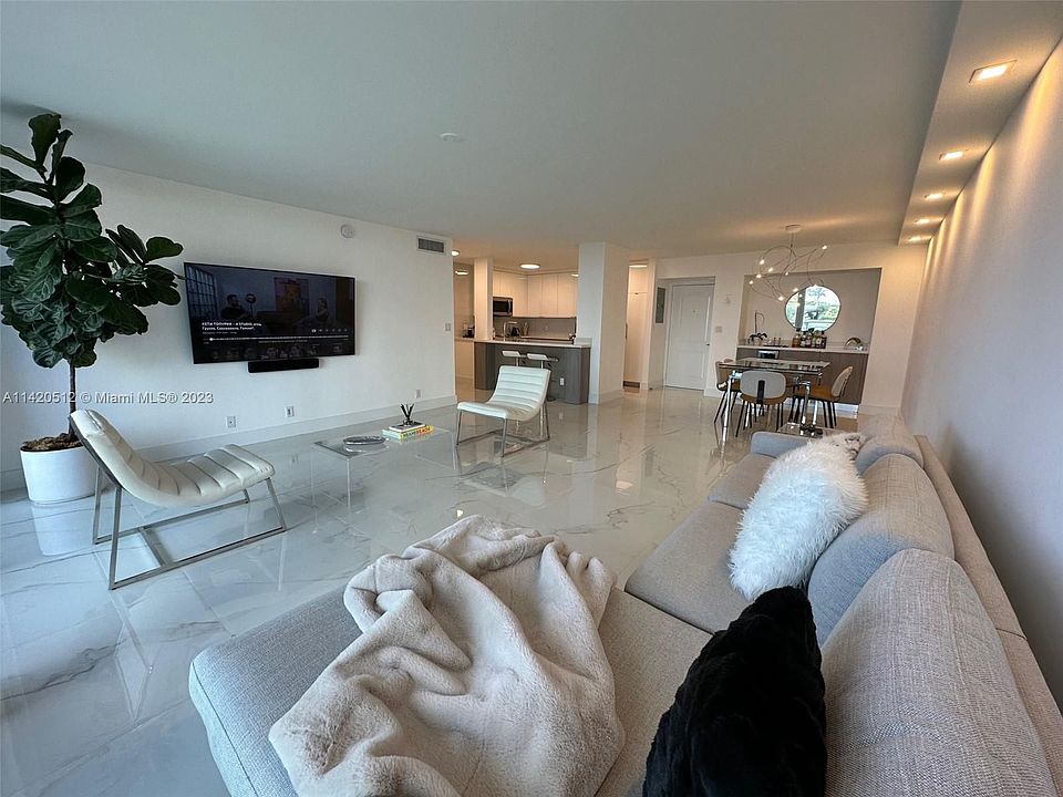 1st image of 100 Bayview Dr APT 515