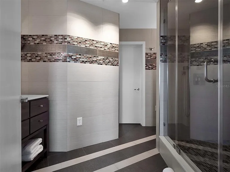 525 E Jackson St — Photo 23