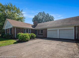 19026 Parke Ln, Grosse Ile, MI 48138