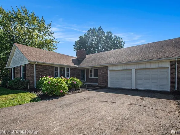 19026 Parke Ln, Grosse Ile, MI 48138