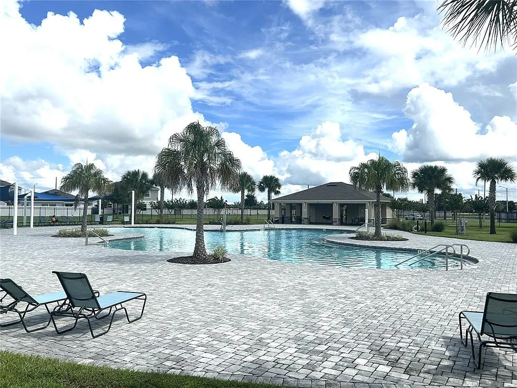 4 bed, 2.0 bath, 1821 sqft, $2,200 — Photo 3