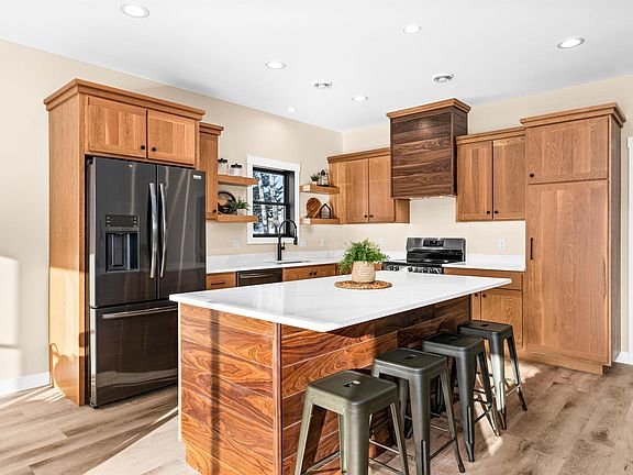 3rd image of 1564 Carlton Ave W #-