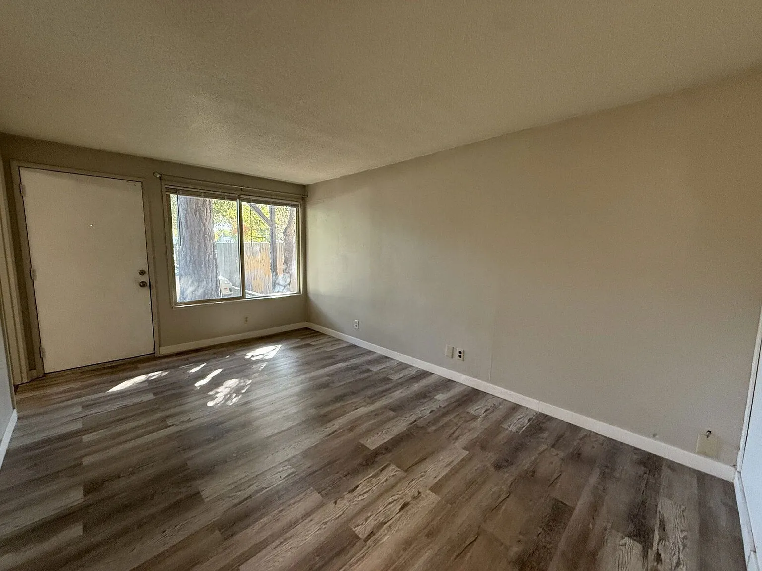 851 W 5th Ave — Photo 3