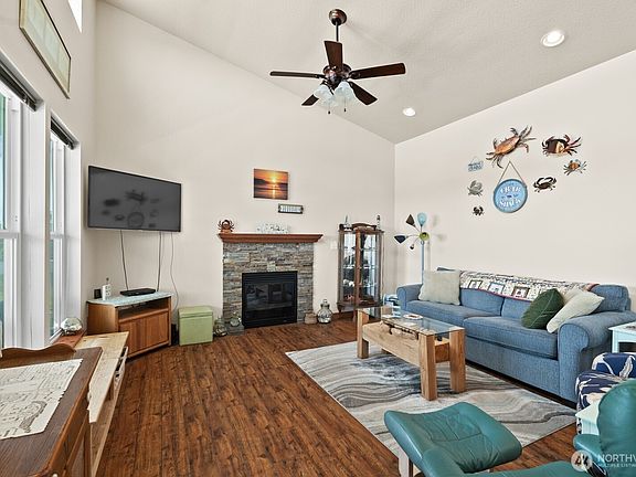 5th image of 442 N Spinnaker Avenue SW
