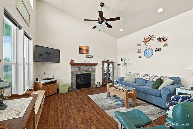 5th image of 442 N Spinnaker Avenue SW