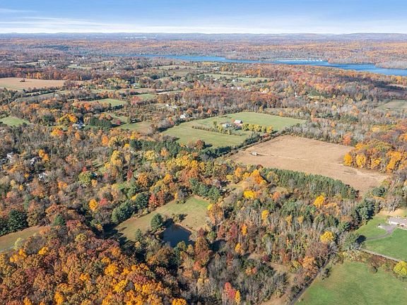 3rd image of 1323 Deer Run Rd