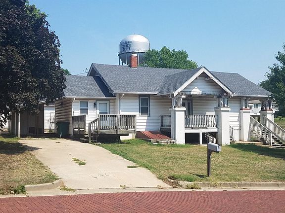 3rd image of 303 N Chautauqua St